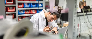 Ein Mann repariert ein Handy.