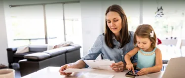 Eine Mutter mit ihrer Tochter am Schreibtisch