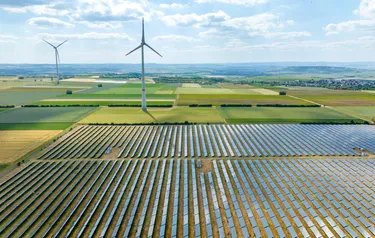 Norddeutsche Landschaft mit Freiflächen Photovoltaikanlagen im Vordergrund und Windenergieanlagen im Hintergrund aus der Vogelperspektive