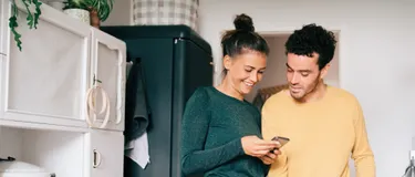 Paar schaut gemeinsam auf ein Handy