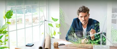 Ein Mann sitzt am Schreibtisch