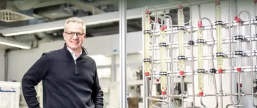 Professor Richard Hanke-Rauschenbach von der Leibniz Universität Hannover forscht zu  Wasserelektrolyse, elektrischen Energiespeichersystemen und Fahrzeugenergiesystemen.