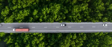 Autos fahren auf der Autobahn