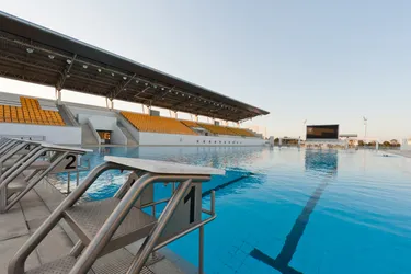 Ansicht eines öffentlichen Freibades mit Zuschauertribünen