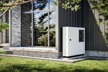 Nahaufnahme einer vor einer Hauswand installierten Wärmepumpe