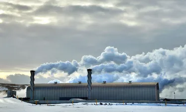 Ansicht eines Geothermiekraftwerkes in karger isländischer Landschaft