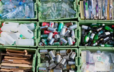 Verschiedene Wertstoffe werden in Kisten zum Recycling sortiert