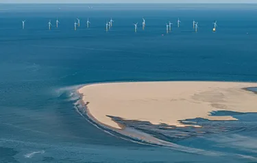 Offshore Windkraftanlagen in der Nordsee hinter einer Sandbank