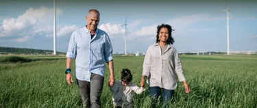 Familie vor Windrädern