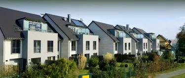 Moderne Häuserfronten mit Vorgärten davor