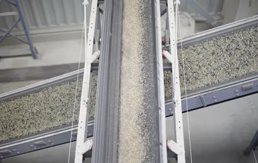 Nahaufnahme von vier auf einem Solarpanel liegenden Häufchen Granulat