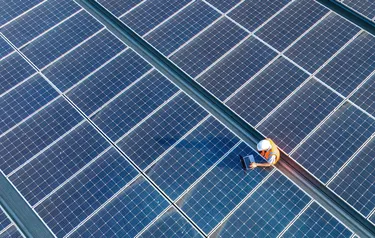 Ansicht eines großen Solarpanelfeldes aus der Vogelperspektive