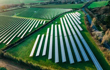 Ansicht einer großen Freiflächen Photovoltaikanlage aus der Vogelperspektive