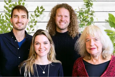 Gruppenfoto der Autorinnen und Autoren des Buches: Lino Zeddies, Stella Schaller, Sebastian Vollmar und Ute Scheub (v. l. n. r.).