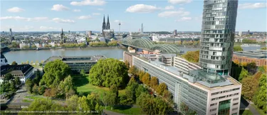Das Bild zeigt den Blick von der östlichen Rheinseite auf Triangle Tower, Hohenzollernbrücke und Kölner Dom.