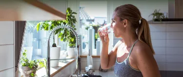 Frau, die Wasser trink