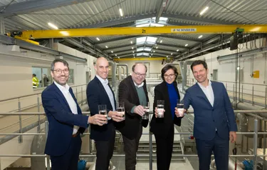 Gruppenfoto mit enercity Vorstand Professor Doktor Marc Hansmann Oberbürgermeister Belit Onay Niedersachsens Umweltminister Christian Meyer enercity CEO Aurélie Alemany und Regionspräsident Steffen Krach im enercity Wasserwerk Elze Berkhof