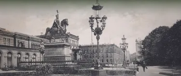 Eine Postkarte von 1910 zeigt prachtvolle Gaslaternen auf dem Ernst-August-Platz.