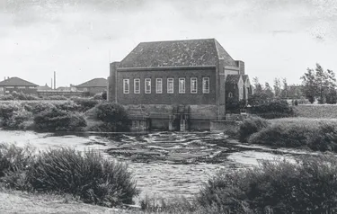 Wasserkraftwerk_Print-Strom_Schneller_Graben-Au├ƒenansicht-SW [de]_1784B04D5DF_482588;4