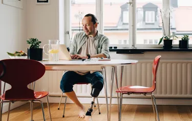 Ein Mann sitzt am Tisch in der Wohnung