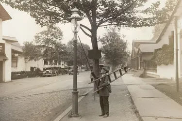 Lichtbringer-der-Nacht_Vergessene-Berufe_2T3BG61 [de]_1784B04D5DF_484758;6