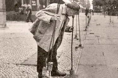 Waechter-der-Sicherheit_Vergessene-Berufe_Gasriecher_enercity_archiv_2 [de]_1784B04D5DF_484821;4