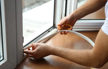 Dichtungen werden an einem Fenster angebracht