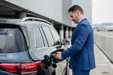 Nahaufname eines Mannes, der seinen Dienstwagen auflädt