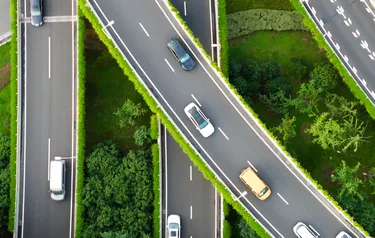 Autobahnkreuzung aus der Vogelperspektive