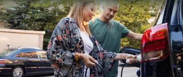 Ein Paar lädt ein E-Auto auf