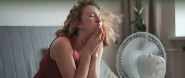 Frau vor Ventilator