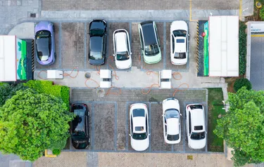 Firmenparkplatz mit Ladestationen aus der Vogelperspektive
