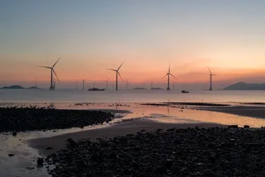 Ein Offshore Windpark in der Abenddämmerung
