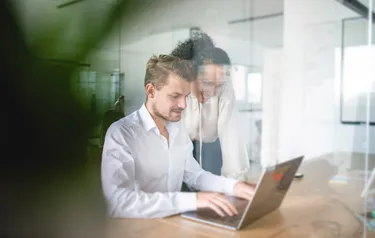 Mitarbeiterinnen und Mitarbeiter sitzen bei einem Workshop zusammen