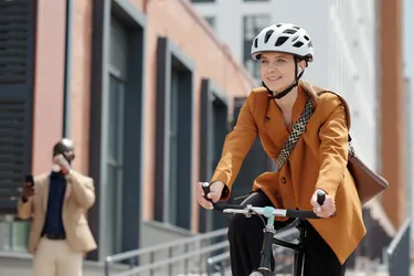 Frau auf einem Fahrrad