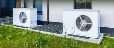 Wärmepumpe vor dem Haus