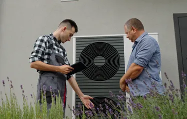 Nahaufnahme einer an einer Hauswand installierten Wärmepumpe