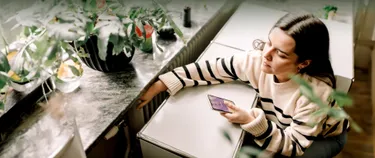 Eine Frau sitzt vor einem Heizkörper