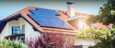 Solarpanels auf einem Dach. 