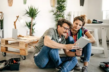 Ein Mann und eine Frau lesen zusammen eine Broschüre