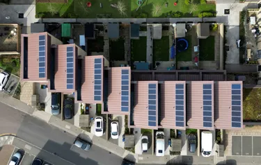Reihenhaussiedlung mit Häusern mit Dach-PV-Anlagen aus der Vogelperspektive
