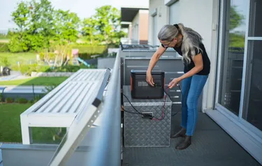 Eine Nutzerin schließt einen Batteriespeicher an ihr Balkonkraftwerk an