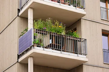Nahaufnahme eines Balkons mit Balkonkraftwerk