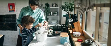 Frau mit Kind in Küche