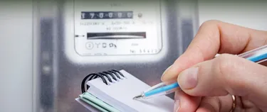 Zählerstand des Stromzählers wird auf einem Notizblock notiert