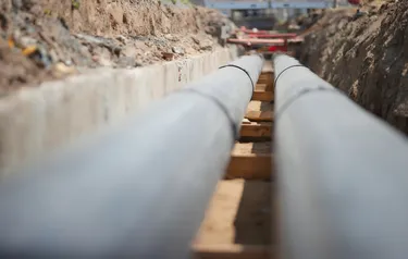 Nahaufnahme von unterirdisch verlaufenden Fernwärmerohren