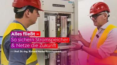 Zwei Männer stehen an einem Schaltschrank und unterhalten sich