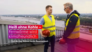 Zwei Männer stehen auf einem Dach und unterhalten sich