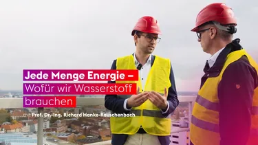 Zwei Männer stehen auf einem Dach und unterhalten sich