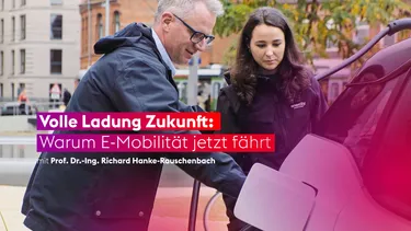Zwei Personen stehen an einem E-Auto zum Laden